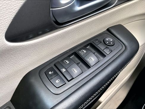 Used 2023 Chrysler Pacifica Touring-L FWD image 35