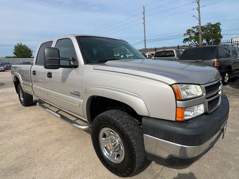Used 2006 Chevrolet Silverado 2500 LT w/ Heavy-Duty Power Package RWD image 11