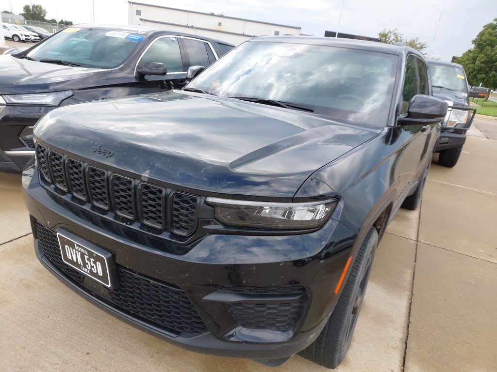 Used 2023 Jeep Grand Cherokee Altitude AWD/4WD image 2