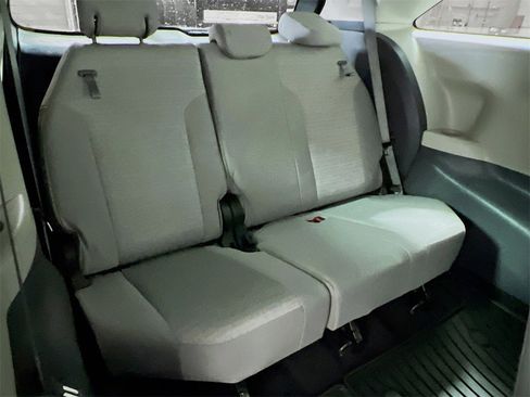 Certified 2022 Toyota Sienna LE image 24