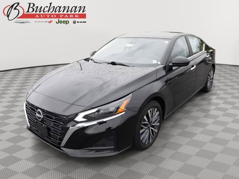 Used 2025 Nissan Altima 2.5 SV FWD image 1