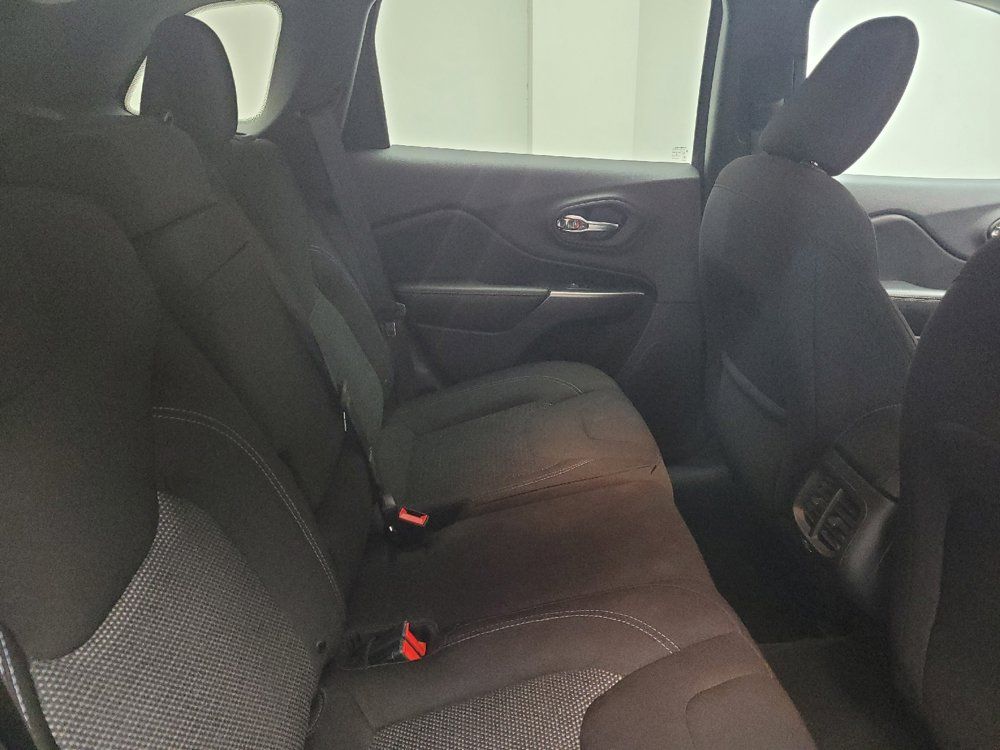 Used 2019 Jeep Cherokee Latitude w/ Popular Appearance Group FWD image 19