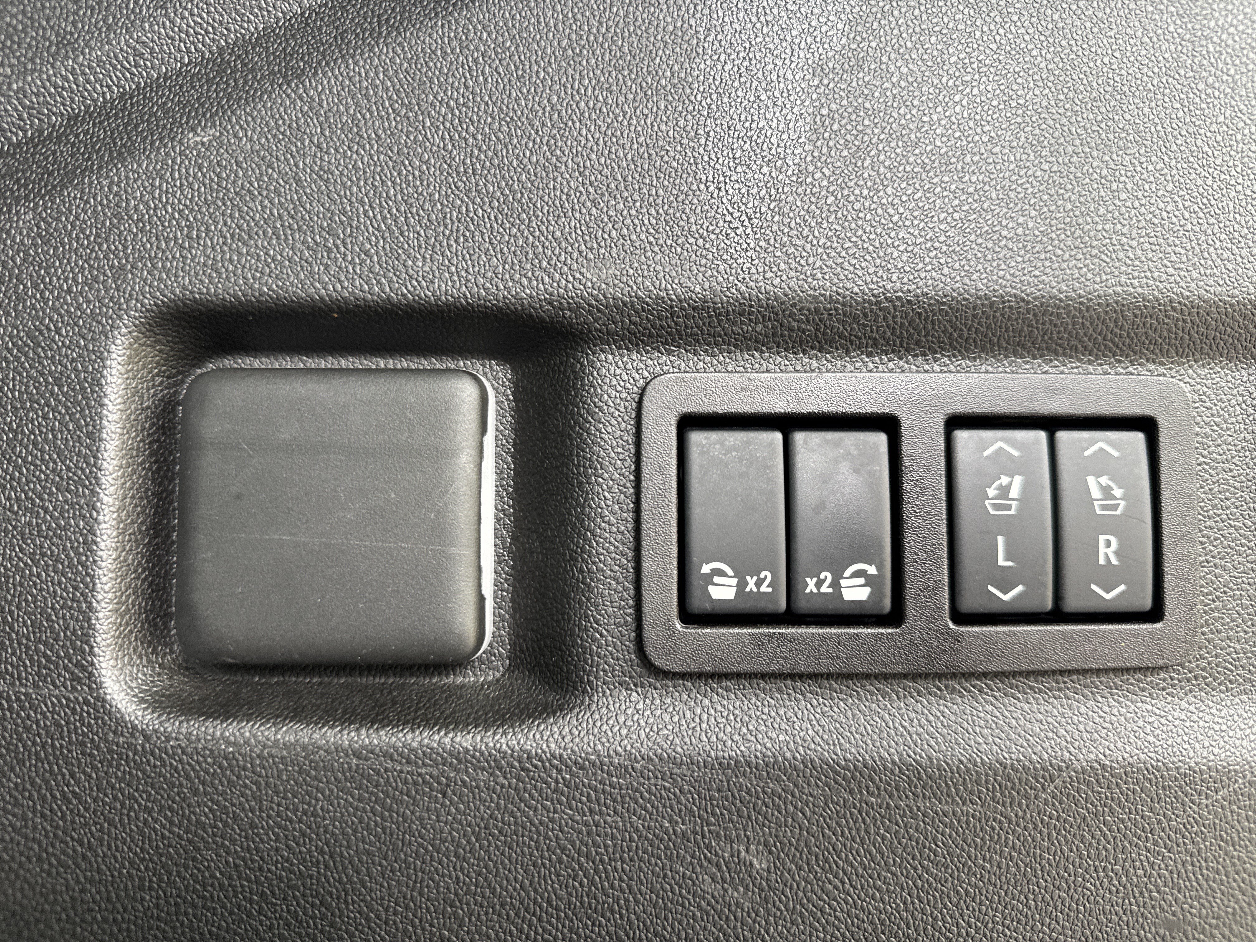 Used 2025 GMC Yukon Denali Ultimate AWD/4WD image 39