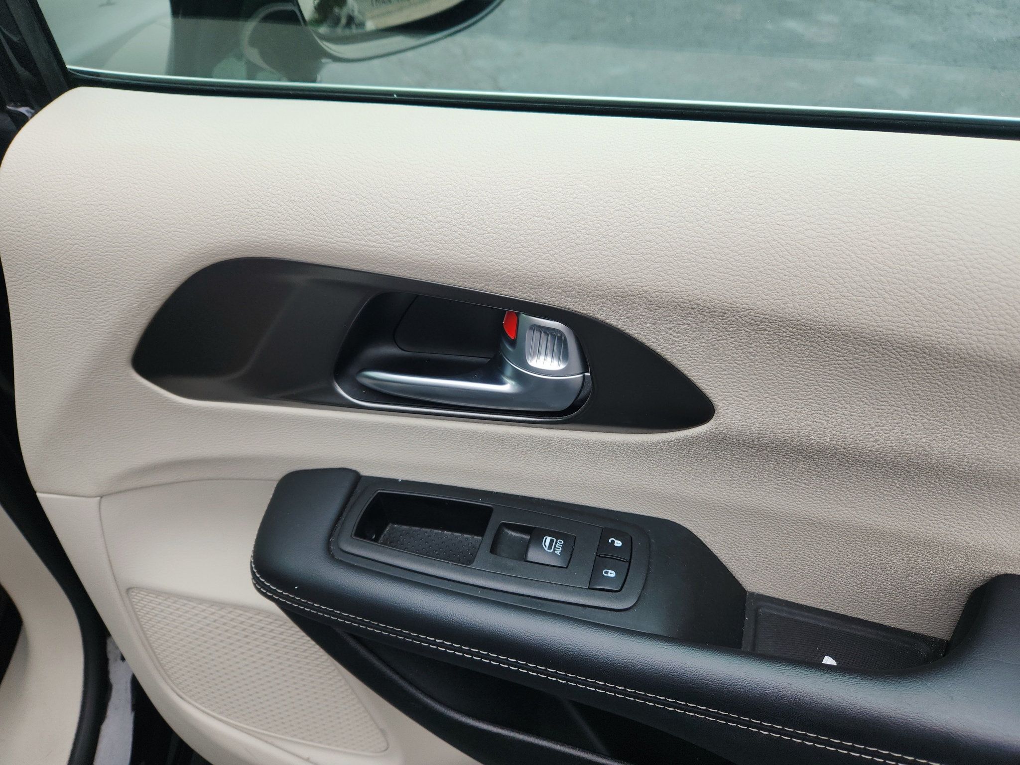 Used 2024 Chrysler Pacifica Touring-L FWD image 33