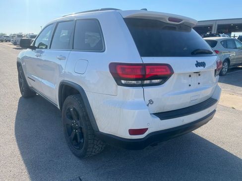 Used 2019 Jeep Grand Cherokee Laredo RWD image 3