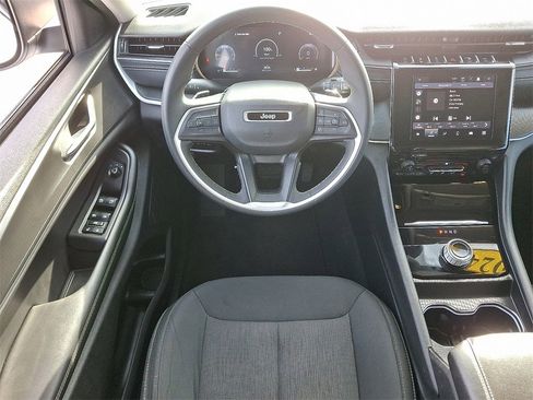 Used 2024 Jeep Grand Cherokee L Laredo image 11