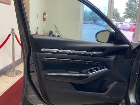 Used 2023 Nissan Altima 2.5 SR FWD image 9