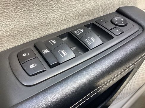 Used 2023 Chrysler Pacifica Touring-L image 29