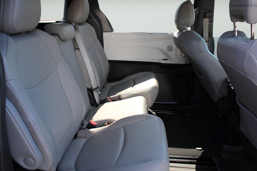 Certified 2025 Toyota Sienna XLE FWD image 22