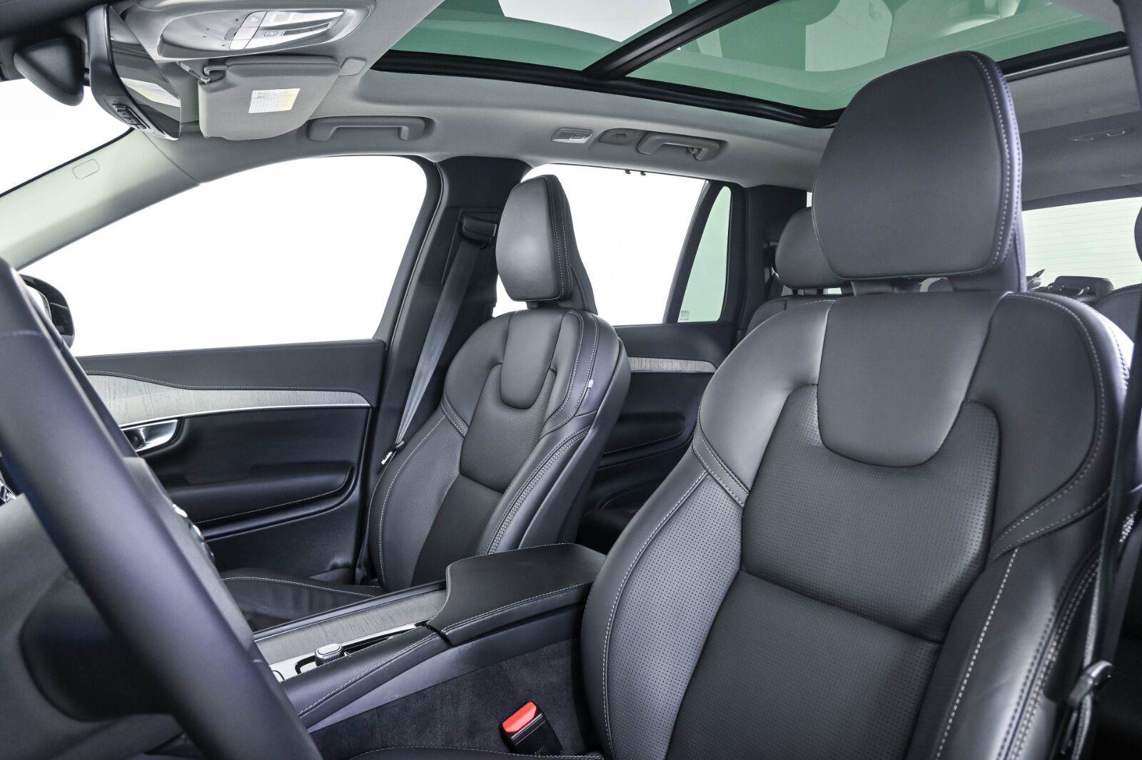 Certified 2024 Volvo XC90 B6 Ultimate w/ Protection Package AWD/4WD image 5