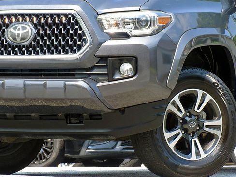 Used 2019 Toyota Tacoma TRD Sport w/ Technology Package AWD/4WD image 7