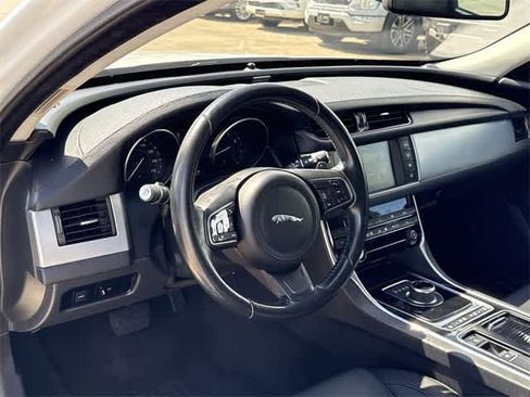 Used 2018 Jaguar XF 25t image 11