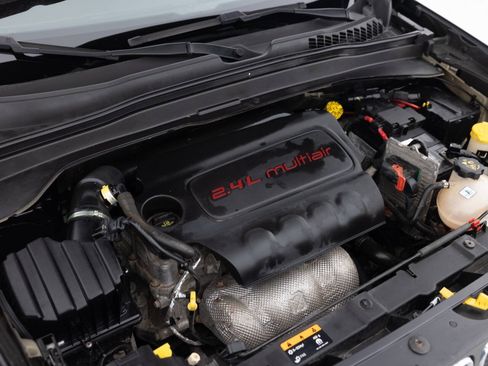 Used 2016 Jeep Renegade Latitude FWD image 38