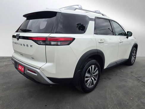 Used 2023 Nissan Pathfinder SL image 3