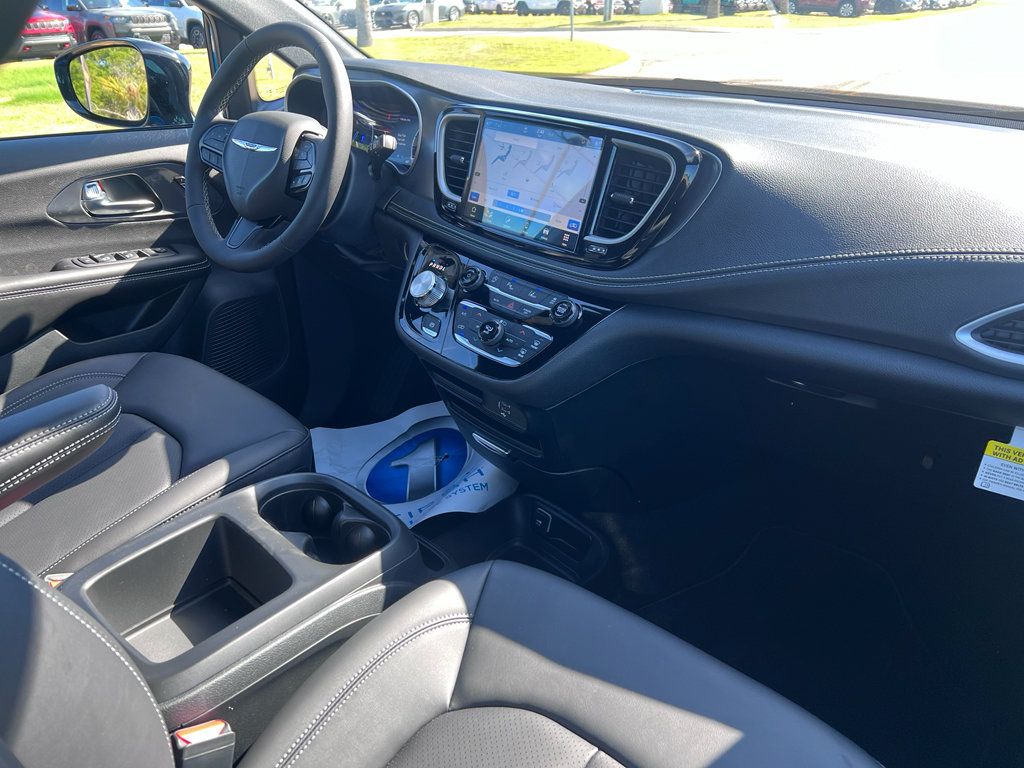 New 2026 Chrysler Pacifica Select w/ S Appearance Package FWD image 15