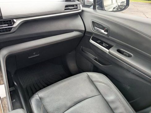 Used 2025 Toyota Sienna Platinum AWD/4WD image 17