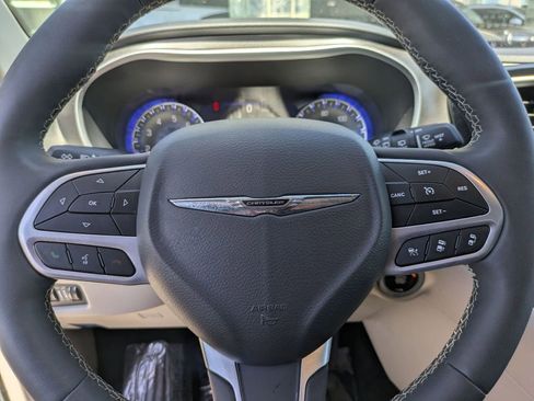 Used 2024 Chrysler Pacifica Touring-L FWD image 21