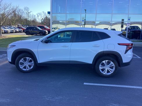 Used 2025 Chevrolet Trax LS image 5