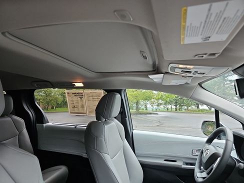 Used 2025 Toyota Sienna XLE FWD image 12