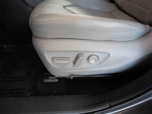 Used 2021 Toyota Highlander XLE AWD/4WD image 12