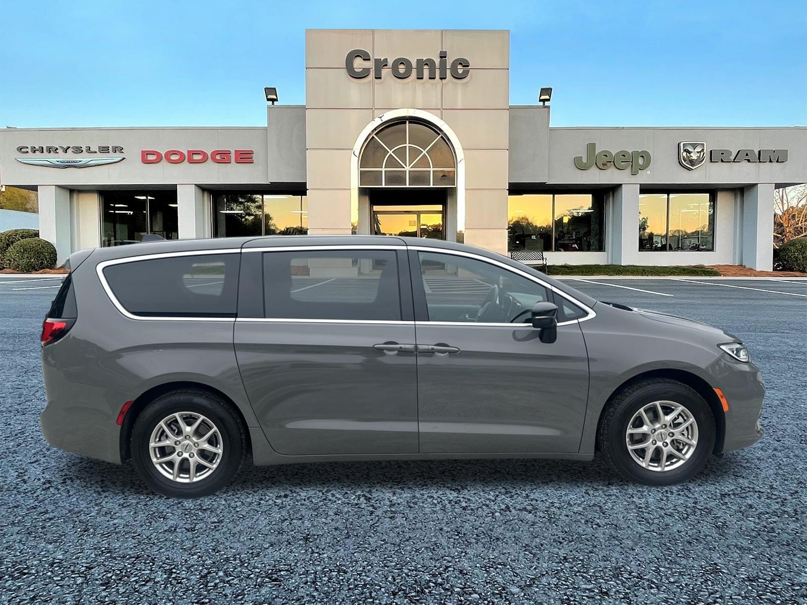 Used 2025 Chrysler Pacifica Select FWD image 2