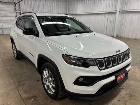 Used 2022 Jeep Compass Latitude w/ Sun and Sound Group AWD/4WD image 1