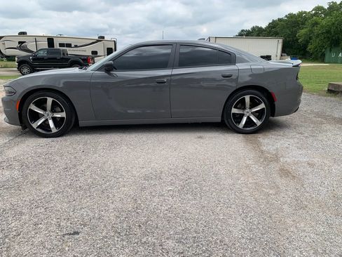 Used 2017 Dodge Charger SXT RWD image 2