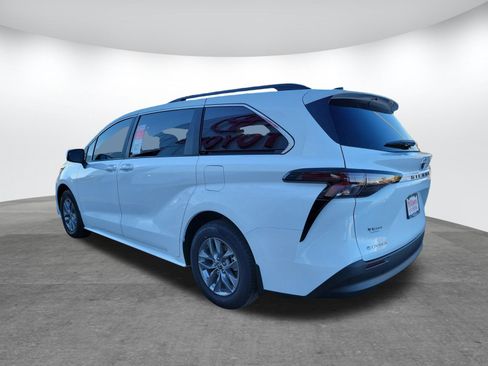 New 2026 Toyota Sienna LE image 7