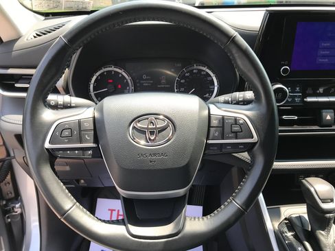 Used 2023 Toyota Highlander LE AWD/4WD image 15