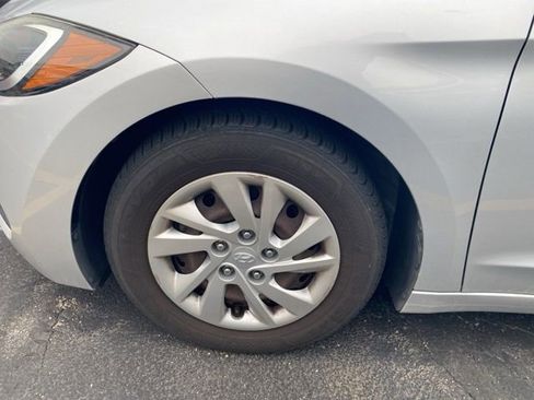 Used 2017 Hyundai Elantra SE image 14