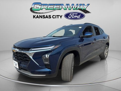 Used 2024 Chevrolet Trax LT w/ Sunroof Package FWD image 3