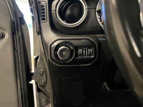 Used 2020 Jeep Wrangler Unlimited Sahara image 15