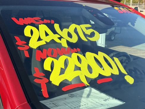 Used 2023 Chevrolet Equinox LT image 2