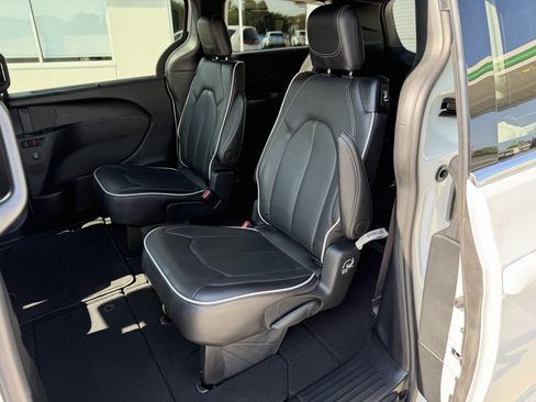 Used 2026 Chrysler Pacifica Limited FWD image 10