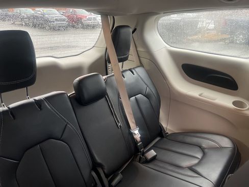 Used 2023 Chrysler Pacifica Touring-L image 23