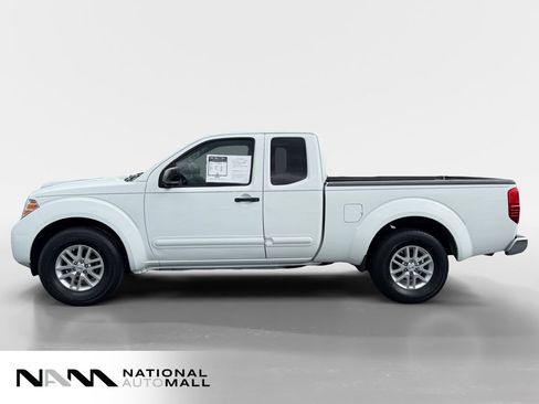 Used 2017 Nissan Frontier SV RWD image 2