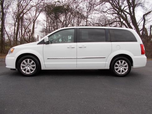 Used 2016 Chrysler Town & Country Touring image 2