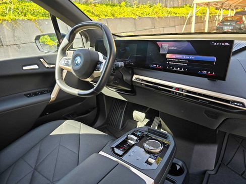 Used 2024 BMW iX xDrive50 w/ Premium Package AWD/4WD image 10