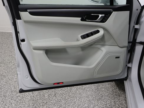 Used 2024 Porsche Macan GTS image 12