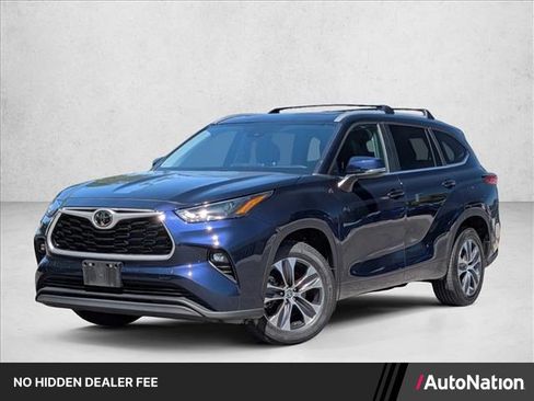 Used 2023 Toyota Highlander XLE FWD image 1