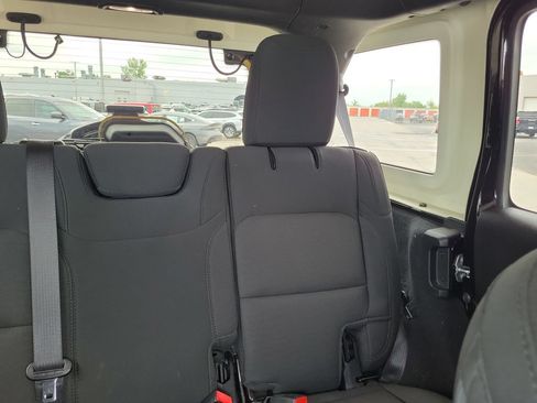 Used 2020 Jeep Wrangler Unlimited Sahara w/ Uconnect 4C Nav & Sound Group AWD/4WD image 15