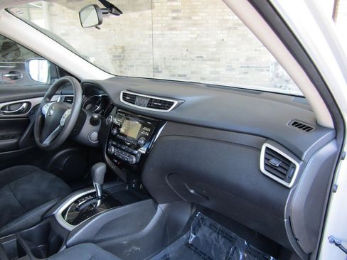 Used 2016 Nissan Rogue SV w/ SV Moonroof Package FWD image 11