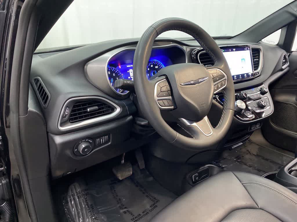 Used 2025 Chrysler Pacifica Select FWD image 2