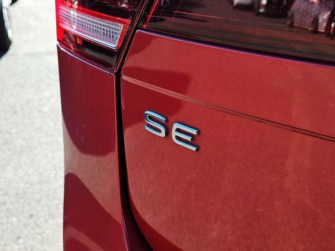 Used 2022 Volkswagen Tiguan SE w/ Panoramic Sunroof Package image 24