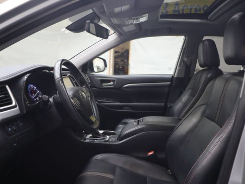 Used 2019 Toyota Highlander SE AWD/4WD image 17