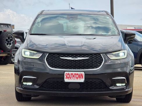 Certified 2023 Chrysler Pacifica Touring-L FWD image 2