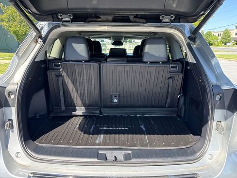 Used 2022 Toyota Highlander XLE AWD/4WD image 13