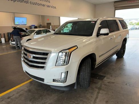 Used 2019 Cadillac Escalade ESV Premium Luxury image 7