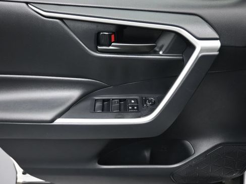 Used 2019 Toyota RAV4 LE FWD image 10