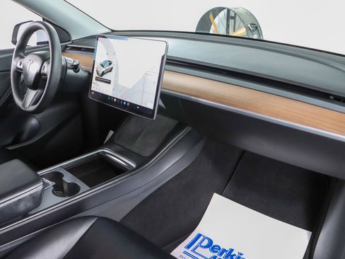Used 2021 Tesla Model Y Long Range image 25